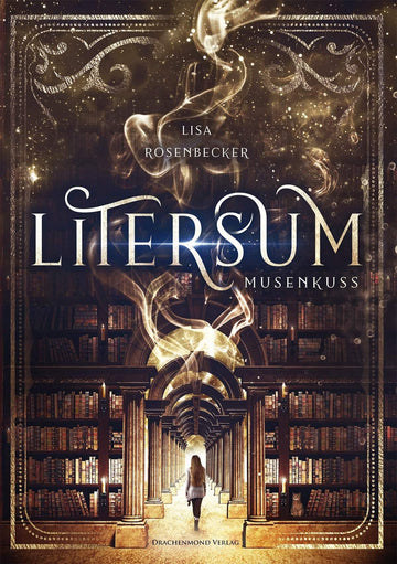 Das bräunliche Cover zeigt den Mittelgang einer Bibliothek von dem mehrere Buchregalreihen abzweigen, durch den eine Frau geht. Mittig ist ein goldener Lichtstrahl im Titel und im oberen Bereich steigt weißer Rauch auf. Leuchtende Lichtpunkte sind im oberen Teil des Covers verteilt.